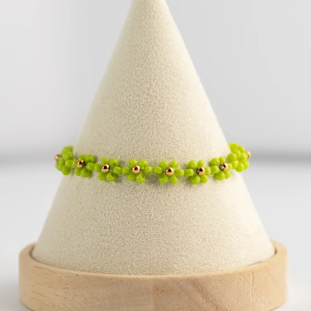 Daisy narukvica s cvjetnim detaljima i zlatnim perlicama, ručno izrađen minimalistički nakit od japanskih perlica.