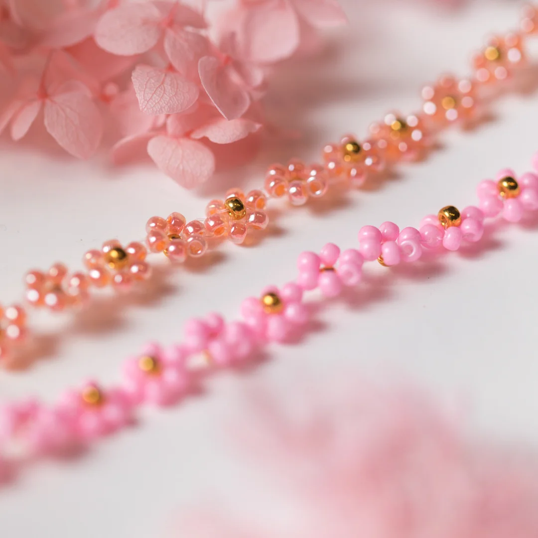 Daisy narukvica s cvjetnim detaljima i zlatnim perlicama, ručno izrađen minimalistički nakit od japanskih perlica.